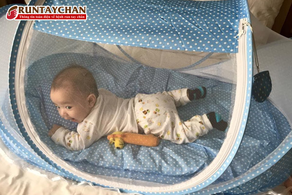 Mặc áo dài tay, mắc màn khi ngủ cho trẻ để phòng ngừa viêm não Nhật bản do muỗi đốt